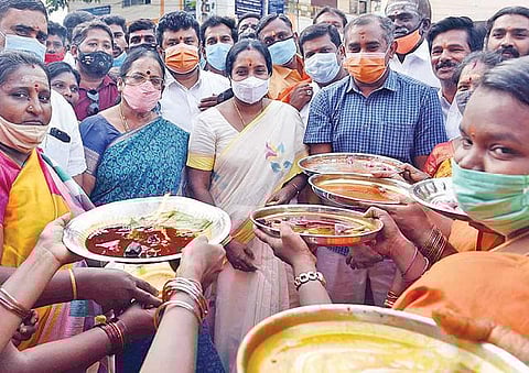 கோவை தெற்கு தொகுதியில் வெற்றி பெற்ற பின்னர், கோவை மாவட்ட பாஜக அலுவலகத்துக்கு நேற்று வந்த வானதி சீனிவாசனுக்கு வரவேற்பு அளித்த தொண்டர்கள்.   படம்:ஜெ.மனோகரன்