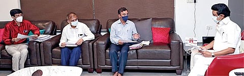 முதல்வராக பொறுப்பேற்க உள்ள திமுக தலைவர் மு.க.ஸ்டாலினை அவரது இல்லத்தில் தலைமைச் செயலர் ராஜீவ் ரஞ்சன், வருவாய்த் துறை செயலர் அதுல்ய மிஸ்ரா, சுகாதாரத் துறை செயலர் ராதாகிருஷ்ணன் உள்ளிட்டோர் நேற்று சந்தித்து பதவியேற்பு விழா மற்றும் கரோனா தடுப்பு நடவடிக்கைகள் குறித்து ஆலோசனை நடத்தினர்.