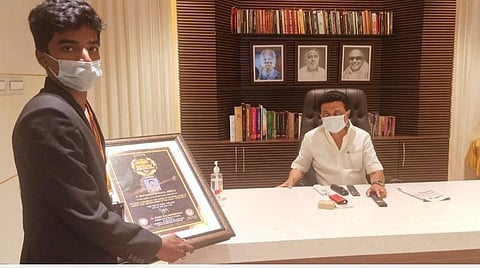 இளம் விஞ்ஞானிக்கான விருது பெற்ற முகமது சாகுல் அமீதுக்கு வாழ்த்தும் பாராட்டும் தெரிவிக்கும் ஸ்டாலின்.