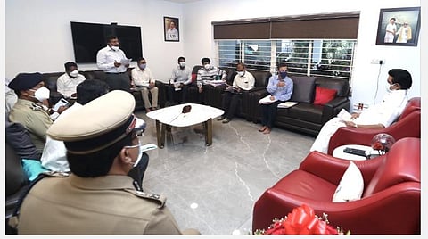 மாவட்டங்களில் தடுப்பூசி, ஆக்சிஜன், படுக்கைகள் இருப்பை உறுதி செய்யுங்கள்: உயர் அதிகாரிகள் ஆலோசனையில் ஸ்டாலின் அறிவுறுத்தல்  