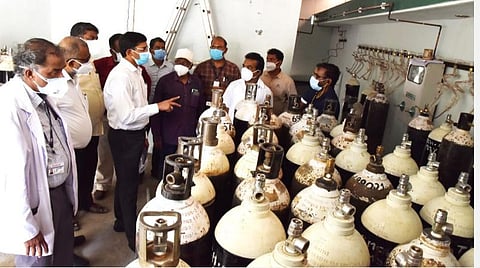 தஞ்சாவூர் மருத்துவக் கல்லூரி மருத்துவமனையில் ஆய்வு மேற்கொண்ட மாவட்ட ஆட்சியர் ம.கோவிந்தராவ். அருகில் மருத்துவக் கல்லூரி முதல்வர் ரவிக்குமார். மற்றும் மருத்துவர்கள் உள்ளனர்.