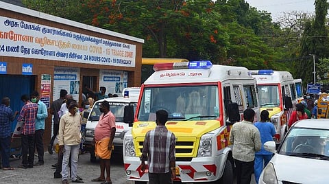 சேலம் அரசு மோகன் குமாரமங்கலம் மருத்துவக் கல்லூரி மருத்துவமனையில் உள்ள கரோனா அவசர சிகிச்சைப் பிரிவு முன்பு அணிவகுத்து நின்ற ஆம்புலன்ஸ்கள்.