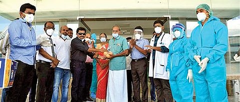 தி.மலை  அருணை மருத்துவ கல்லூரி மருத்துவமனையில், கரோனா தொற்றால் பாதிக்கப்பட்டு சிகிச்சை பெற்று குணமடைந்து வீடு திரும்பியவர்களுக்கு பழங்களை வழங்கி அனுப்பி வைத்த துணை தலைவர் எ.வ.குமரன்.