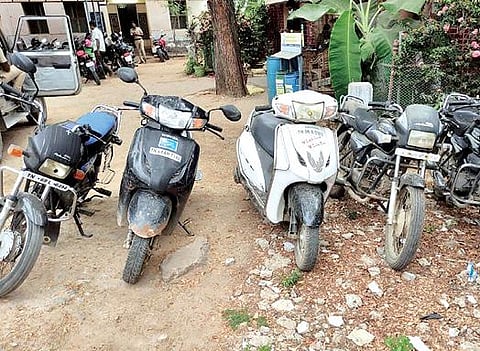 தூத்துக்குடியில் திருட்டு வழக்கில் கைது செய்யப்பட்ட நபர்களிடம் இருந்து பறிமுதல் செய்யப்பட்ட இருசக்கர வாகனங்கள்.