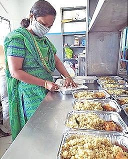 வீடுகளில் தனிமைப்படுத்திக் கொண்டுள்ள கரோனா தொற்றாளர்களுக்கு இலவசமாக வழங்குவதற்காக தயாரிக்கப்பட்டு பேக் செய்யப்படும் உணவு வகைகள்.