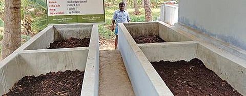 சோழவந்தான் அருகே மண்ணாடிமங்கலத்தில் மண்புழு உரக்கூடம் மூலம் இயற்கை உரங்களை தயாரிக்கும் விவசாயி ஆனந்தன்.