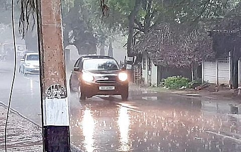 புவனகிரி பகுதியில் திடீரென கனமழை பெய்தது.