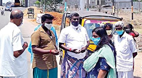 விழுப்புரத்தில் அதிக பயணிகளை ஏற்றிய -  2 பேருந்துகள், 3 ஆட்டோக்களுக்கு அபராதம்  :