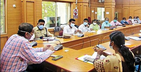 நாமக்கல் மாவட்ட ஆட்சியர் அலுவலகத்தில் நடைபெற்ற கரோனா நோய் தடுப்பு நடவடிக்கை குறித்த ஆலோசனைக் கூட்டத்தில் ஆட்சியர் கா.மெகராஜ்  பேசினார்.