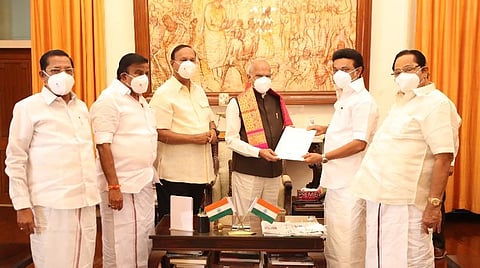 ஆளுநரிடம் ஆதரவு கடிதத்தை வழங்கிய ஸ்டாலின்.