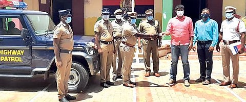 நெடுஞ்சாலை ரோந்து வாகன சாவியை ஓட்டுநரிடம் எஸ்பி சுகுணாசிங் வழங்கினார்.