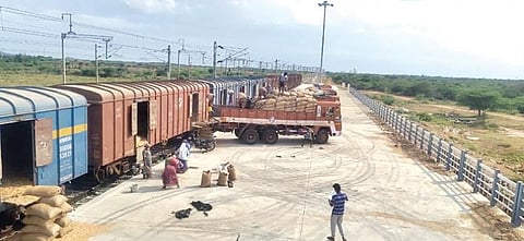 கங்கைகொண்டான் ரயில் நிலையத்தில் முதன்முறையாக கோதுமை மூடைகள் இறக்கப்பட்டன.