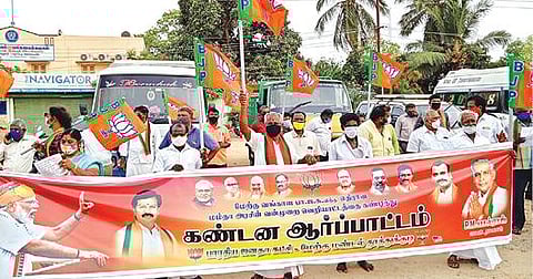 மேற்குவங்க தேர்தல் வன்முறையில் 12 பேர் மரணத்துக்கு காரணமானவர்கள் மீது நடவடிக்கை எடுக்க வலியுறுத்தி, திருநெல்வேலியில் பாஜக சார்பில் ஆர்ப்பாட்டம் நடைபெற்றது. (அடுத்த படம்) தூத்துக்குடியில் பாஜக சார்பில் நடைபெற்ற ஆர்ப்பாட்டம்.  					      படங்கள்: மு.லெட்சுமி அருண், என்.ராஜேஷ்