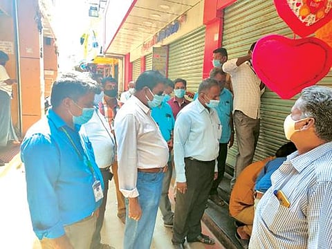 புளியங்குடியில் விதியை மீறி செயல்பட்ட கடைக்கு நகராட்சி அதிகாரிகள் சீல் வைத்தனர்.