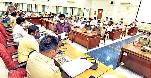 ஈரோடு மாவட்டத்தில் கரோனா பரவலைத் தடுப்பது தொடர்பாக அனைத்துத்துறை அலுவலர்களுடனான ஆலோசனைக் கூட்டத்தில் ஆட்சியர் சி.கதிரவன் பேசினார்.