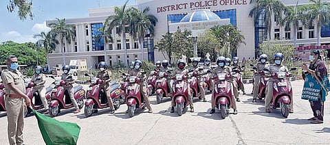 விழுப்புரத்தில் பெண் காவலர்களுக்கு வழங்கப்பட்ட ஸ்கூட்டர்களை  எஸ்பி ராதாகிருஷ்ணன் கொடியசைத்து தொடக்கி வைத்தார்.