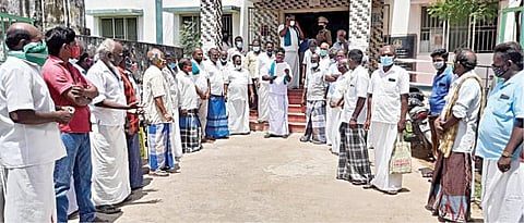 திட்டக்குடி அருகே உள்ள பட்டூர் வேளாண் விரிவாக்க அலுவலகம் முன் விவசாயிகள் ஆர்ப்பாட்டத்தில் ஈடுபட்டனர்.