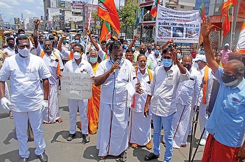 மேற்கு வங்க மாநிலத்தில் தொடரும் வன்முறைகளுக்கு எதிராக காஞ்சிபுரம் பெரியார் தூண் அருகே நேற்று ஆர்ப்பாட்டம் நடத்திய பாஜகவினர்.
