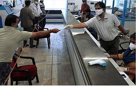 கரோனா பரவல் முன்னெச்சரிக்கை நடவடிக்கையாக முகக்கவசம் அணியாதவர்களை அனுமதிக்க கூடாது: வங்கிகளுக்கு அறிவுறுத்தல்