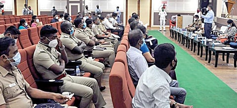 கரோனா தொற்றை கட்டுப்படுத்துவதற்கான ஆலோசனை கூட்டம் சென்னை மாநகர ஆணையர் கோ.பிரகாஷ் தலைமையில் சென்னை மாநகராட்சி வளாகத்தில் உள்ள அம்மா மாளிகையில் நேற்று நடந்தது. சென்னை மாநகர காவல் ஆணையர் மற்றும் வருவாய்த்துறை அதிகாரிகள் இதில் பங்கேற்றனர்.படம்: ம.பிரபு