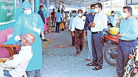 சேலம் வஉசி மார்க்கெட்டில் நடைபெற்ற கரோனா பரிசோதனை முகாமை மாநகராட்சி ஆணையர் ரவிச்சந்திரன் ஆய்வு செய்தார்.