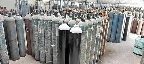 கோவை இடிகரையில் உள்ள ஒரு தனியார் ஆக்சிஜன் நிரப்பும் ஆலையில் தயார் நிலையில் உள்ள ஆக்சிஜன் சிலிண்டர்கள். படம்:ஜெ.மனோகரன்