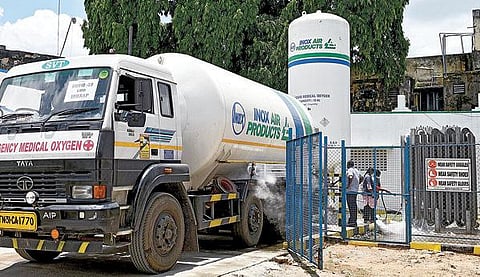 செங்கல்பட்டு அரசு மருத்துவமனையில் ஆக்சிஜன் விநியோக குளறுபடியால் 13 பேர் உயிரிழந்தனர். இதுபோன்ற சம்பங்களால் தங்கள் பாதுகாப்புக்கு அச்சுறுத்தல் ஏற்படுகிறது என கூறி மருத்துவர்களும், செவிலியர்களும் நேற்று ஆர்ப்பாட்டத்தில் ஈடுபட்டனர். (அடுத்த படம்) நோயாளிகள் உயிரிழந்ததைத் தொடர்ந்து அவசரமாக ஆக்சிஜன் கொண்டு வரப்பட்டு நிரப்பப்படுகிறது.படங்கள்: எம்.முத்துகணேஷ்