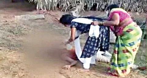 கரோன தொற்றையும் பொருட்படுத்தாமல், மரணத்தின் பிடியில் உள்ள தனது தந்தைக்கு தண்ணீர் கொடுக்கும் மகளை, பிடித்து இழுக்கும் தாய்.