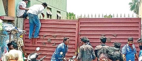 தமிழகத்தில் வரும் 20-ம் தேதி வரை அறிவிக்கப்பட்டுள்ள புதிய கட்டுப்பாடுகளால், தி.மலையில் உள்ள காய்கறி அங்காடி பகல் 12 மணிக்கு மேல் மூடப்பட்டுள்ளது. அடுத்த படம்: தி.மலையில் எப்பொழுதும் பரபரப்பாக காணப்படும் திருவூடல் தெருவில் கடைகள் மூடப்பட்டு வெறிச்சோடி காணப்பட்டது.