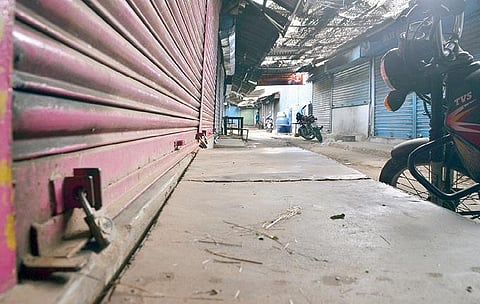 பாளையங்கோட்டை மார்க்கெட்டில் நேற்று காலையில் காணப்பட்ட கூட்டம். (அடுத்த படம்) பாளையங்கோட்டை மாரக்கெட் சாலையில் நேற்று காலையில் வாகன நெரிசல் ஏற்பட்டது. (கடைசி படம்) பகல் 12 மணிக்குமேல் அடைக்கப்பட்டிருந்த கடைகள். 			      படங்கள் மு. லெட்சுமி அருண்