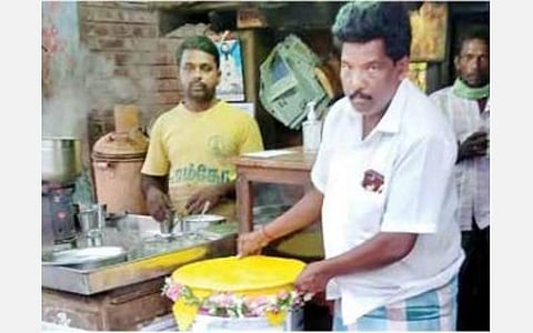 கரோனாவால் பாதிக்கப்பட்டோருக்கு உதவ மொய் விருந்து வைத்து ரூ.22,000 வசூலித்த டீ கடைக்காரர்