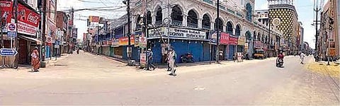 புதிய கட்டுப்பாடுகள் அமலுக்கு  வந்ததால்  பகல் 12 மணிக்கு மேல் -  கோவை, திருப்பூர், நீலகிரியில் வெறிச்சோடிய கடை வீதிகள் :