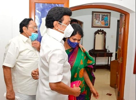 அன்பைப் பகிர்ந்துகொண்ட முதல்வர் ஸ்டாலின் - கனிமொழி.