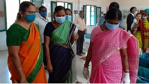 திண்டுக்கல் அருகே காந்தி கிராமத்தில் கஸ்தூரி பா குழந்தைகள் தத்தெடுப்பு மையத்தை பார்வையிட்ட ஆணையதலைவர் சரஸ்வதி ரங்கசாமி (வலது ஓரம்)