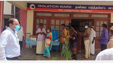 திருப்பத்தூர் அரசு மருத்துவமனையில் கரோனா தனிமைப்படுத்தும் சிறப்பு வார்டில் மாவட்ட ஆட்சியர் சிவன் அருள் இன்று ஆய்வு மேற்கொண்டார்.