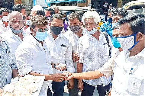 தமிழக முதல்வராக மு.க.ஸ்டாலின் நேற்று பதவி ஏற்றுக்கொண்டார். இதையடுத்து, வாணியம்பாடியில் திமுக சார்பில் பொதுமக்களுக்கு இனிப்பு வழங்கிய நகர பொறுப்பாளர் சாரதிகுமார். அடுத்த படம்: சேத்துப்பட்டில் நகர திமுக செயலாளர் முருகன் தலைமையிலான திமுகவினர் பொதுமக்களுக்கு இனிப்பு வழங்கினர்.