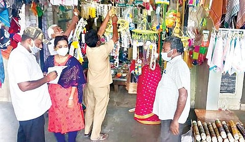 செய்யாறில் கட்டுப்பாடுகளை மீறி திறக்கப்பட்ட கடைக்கு  அபராதம் விதித்த அதிகாரிகள்.