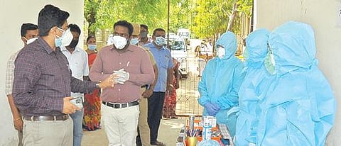 திருநெல்வேலி அருகே தருவை தனியார் பாலிடெக்னிக் கல்லூரியில் 150 படுக்கைகளுடன் கரோனா சிகிச்சை மையம் அமைக்கப்பட்டுள்ளது. இந்த மையத்தை மாவட்ட ஆட்சியர் வே. விஷ்ணு நேற்று பார்வையிட்டார்.