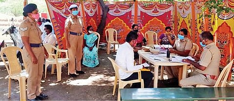 சூலக்கரை காவல் நிலையத்துக்கு வெளியே பந்தல் அமைத்து புகார்தாரர்களின் மனுக்களை விசாரிக்கும் போலீஸார்.