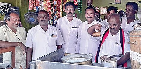 சட்டமன்றத் தேர்தல் பரப்புரையின் போது, சக கட்சிக்காரர்கள் கேட்டுக் கொண்டதற்கிணங்க அனந்தபுரம் பேரூராட்சியில் தேநீர் கடை ஒன்றில் வாடிக்கையாளர்களுக்கு தேநீர் போட்டு கொடுத்த செஞ்சி மஸ்தான். (கோப்புப்படம்)