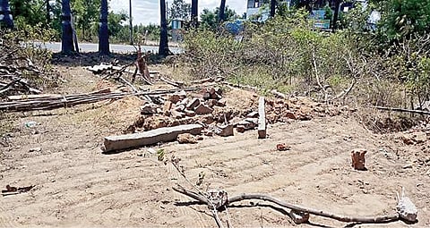 குறிஞ்சிப்பாடி புத்துமாரியம்மன் கோயிலுக்கு சொந்தமான இடத்தை ஆக்கிரமிப்பு செய்ய கொண்டு வரப்பட்ட காணிக்கல், கழிகள்.