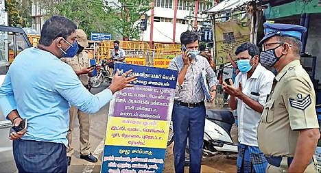 கரோனா பாதுகாப்பு விதிமுறைகளைப் பின்பற்றாத, ஈரோடு மாவட்ட ஆட்சியர் அலுவலகம் எதிரே செயல்பட்டு வரும் டீ கடைக்கு ஆட்சியர் சி.கதிரவன் அபராதம் விதித்தார்.