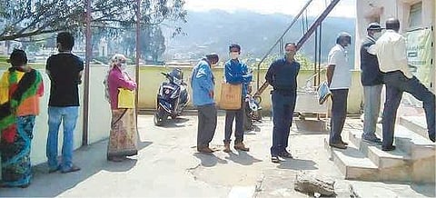 சென்னையிலிருந்து  நீலகிரி மாவட்டம்  வந்தடைந்த  9000 டோஸ் கோவிஷீல்டு  -  உதகையில் மீண்டும் தடுப்பூசி செலுத்தும் பணி தீவிரம் :