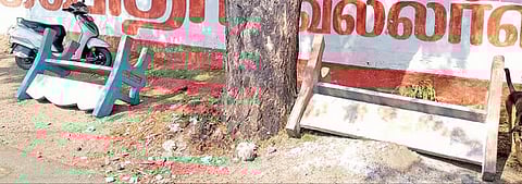 நெகமம் அருகே தேவனாம்பாளையம் பேருந்து நிறுத்தத்தில் கவிழ்த்து வைக்கப்பட்டுள்ள சிமென்ட் இருக்கைகள்.