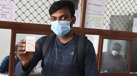 கோவை அவிநாசி சாலையில் உள்ள அரசு மருத்துவக் கல்லூரி வளாகத்தில் அமைக்கப்பட்டுள்ள விற்பனை மையத்தில் 'ரெம்டெசிவிர்' ஊசி மருந்தை இன்று பெற்றுச் சென்ற நபர் | படம்:ஜெ.மனோகரன்.