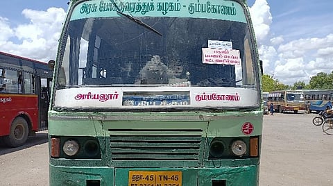 நகரப்பேருந்தில் பெண்கள் பயணம் செய்ய கட்டணம் இல்லை என வில்லை ஒட்டப்பட்டுள்ளது.