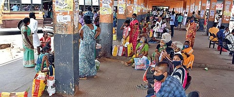 அத்தியாவசிய பொருட்களை வாங்கிக்கொண்டு தங்கள் பகுதிக்கு செல்ல தி.மலை பேருந்து நிலையத்தில் காத்திருந்த பொதுமக்கள்.