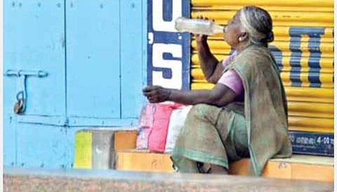 நாளை முதல் முழு ஊரடங்கு பிறப்பிக்கப்படுகிறது. திருநெல்வேலி உள்ளிட்ட நகரங்களில் ஆதரவற்றவர்கள் வாழ்வாதாரம் கேள்விக்குறியாகியுள்ளது.  படங்கள்: மு.லெட்சுமி அருண்.