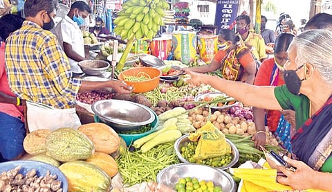 கடையநல்லூரில் பொருட்கள் வாங்க மக்கள் திரண்டதால் கடைவீதிகளில் கூட்டம் அதிகமாக இருந்தது.