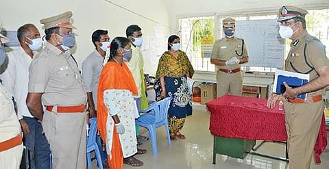 புதுக்கோட்டை எஸ்.பி அலுவலகத்தில் நேற்று கரோனா தடுப்புப் பணிகள் குறித்து ஆய்வு செய்கிறார் ஏடிஜிபி அமரேஷ் புஜாரி. உடன், எஸ்.பி எல்.பாலாஜி சரவணன் உள்ளிட்டோர்.